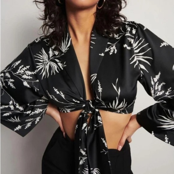 ⚡️2/$25⚡️ Dynamite Black Floral Tie-Front Top Bell | Size S | Vacation Night Out - Picture 1 of 7